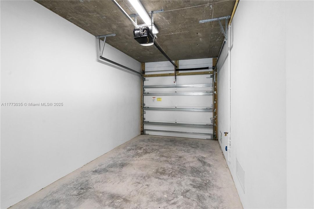 Под контрактом: $1,699,000 (3 спален, 3 ванн, 1680 Квадратных фут)