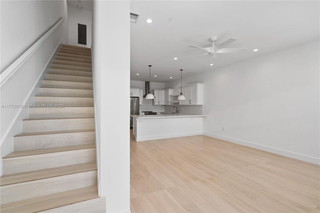 Под контрактом: $1,699,000 (3 спален, 3 ванн, 1680 Квадратных фут)