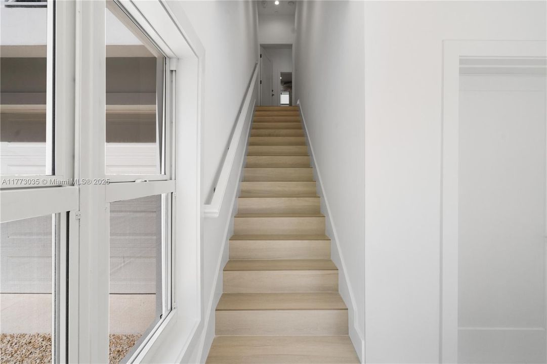 Под контрактом: $1,699,000 (3 спален, 3 ванн, 1680 Квадратных фут)