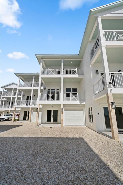 Под контрактом: $1,699,000 (3 спален, 3 ванн, 1680 Квадратных фут)