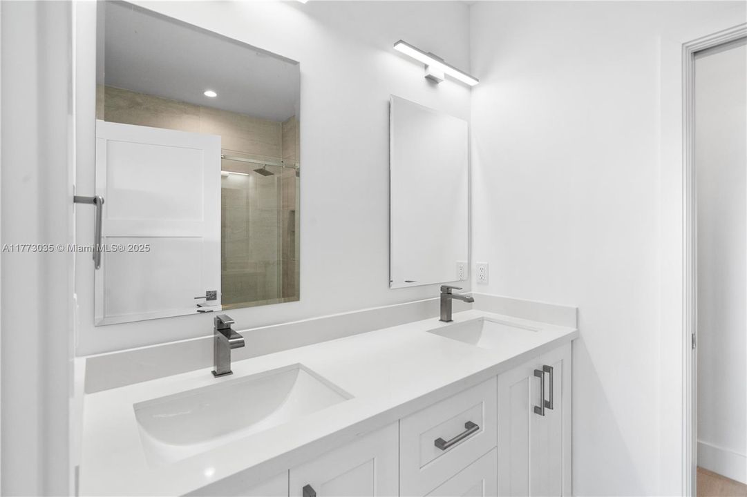 Под контрактом: $1,699,000 (3 спален, 3 ванн, 1680 Квадратных фут)