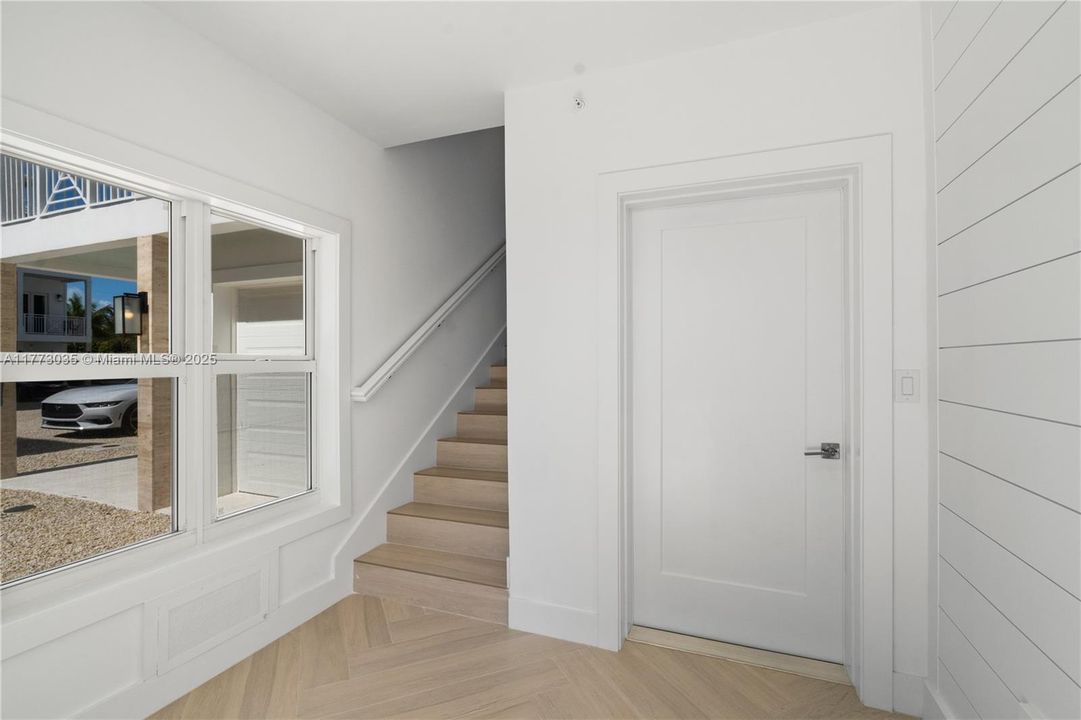 Под контрактом: $1,699,000 (3 спален, 3 ванн, 1680 Квадратных фут)