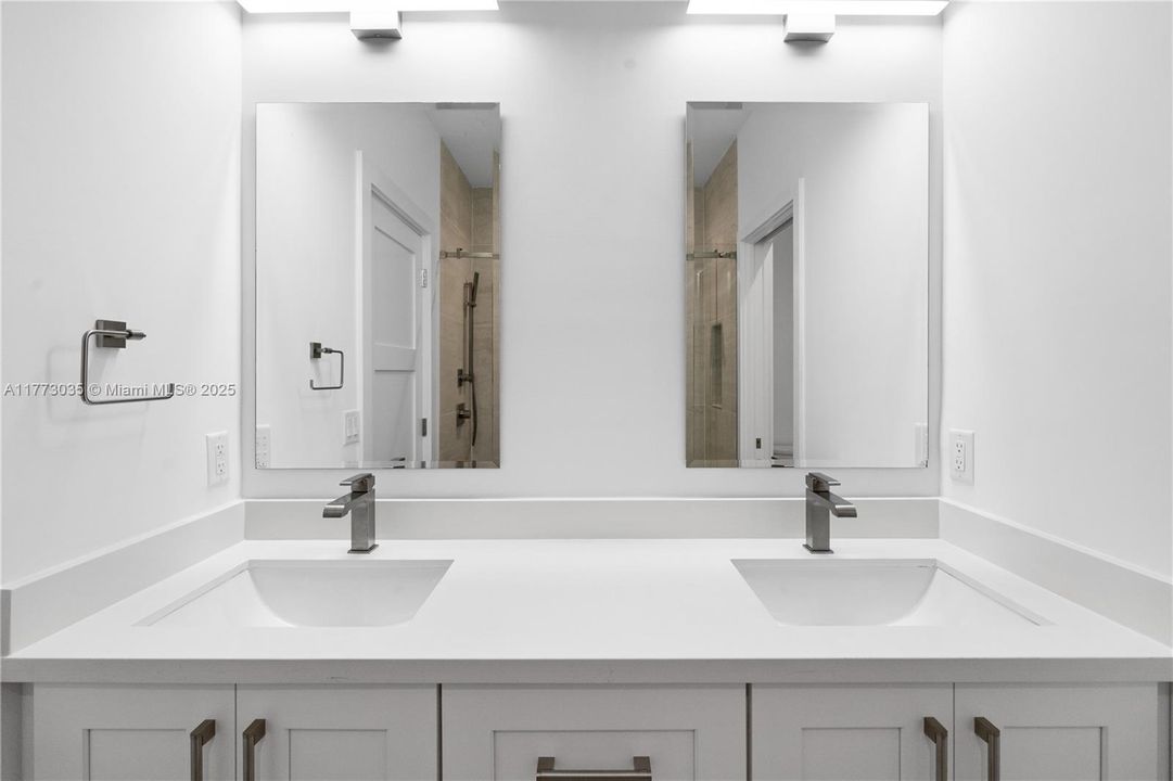 Под контрактом: $1,699,000 (3 спален, 3 ванн, 1680 Квадратных фут)