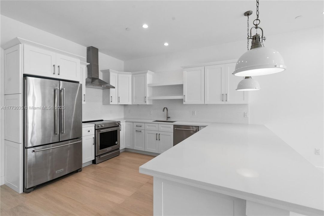 Под контрактом: $1,699,000 (3 спален, 3 ванн, 1680 Квадратных фут)