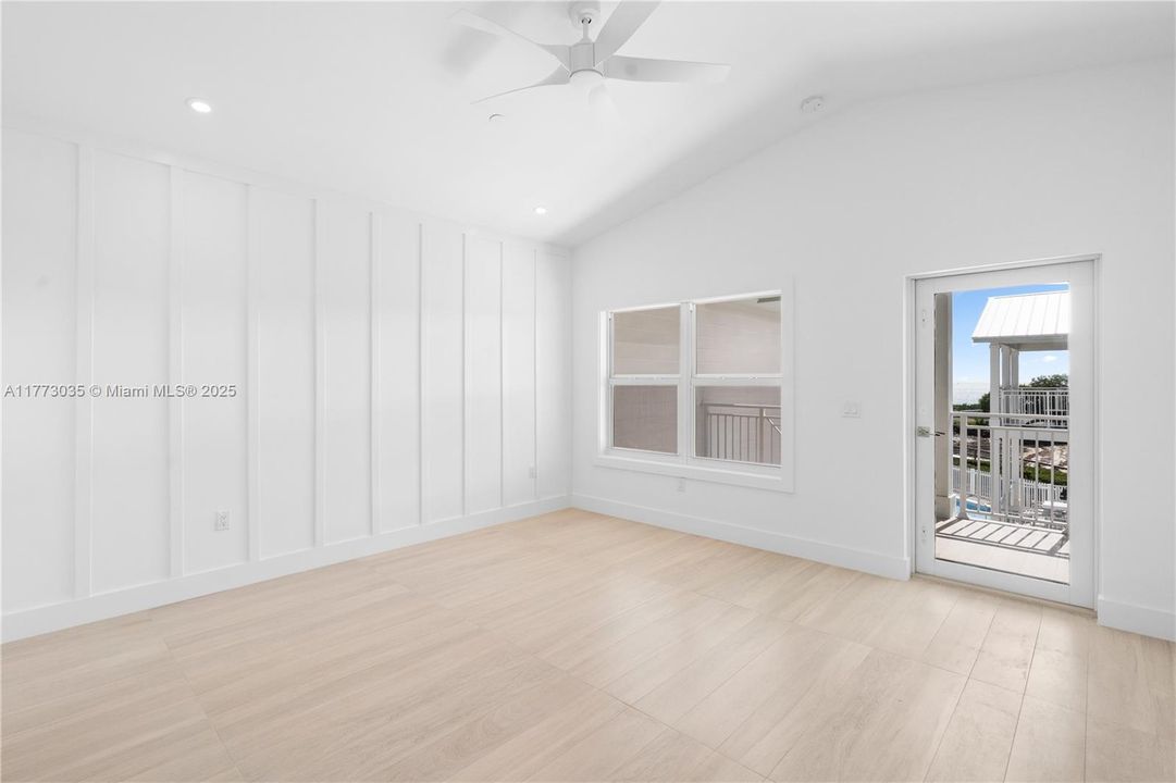 Под контрактом: $1,699,000 (3 спален, 3 ванн, 1680 Квадратных фут)