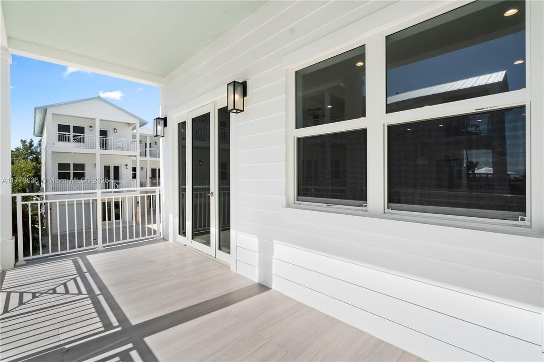 Под контрактом: $1,699,000 (3 спален, 3 ванн, 1680 Квадратных фут)