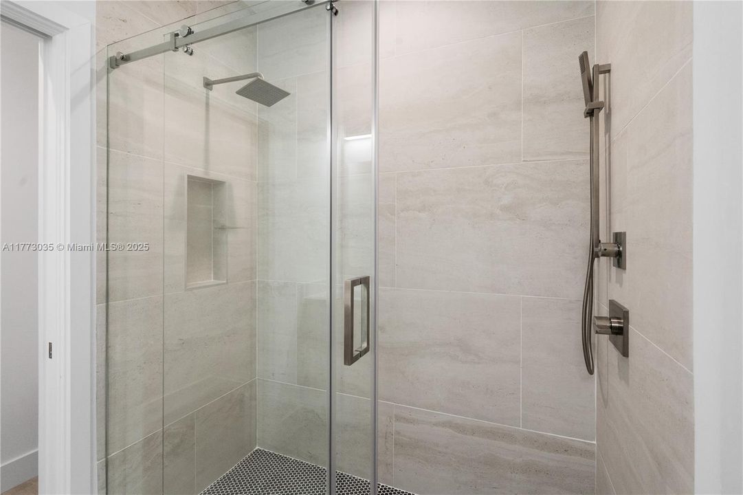 Под контрактом: $1,699,000 (3 спален, 3 ванн, 1680 Квадратных фут)