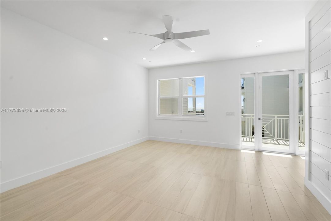 Под контрактом: $1,699,000 (3 спален, 3 ванн, 1680 Квадратных фут)