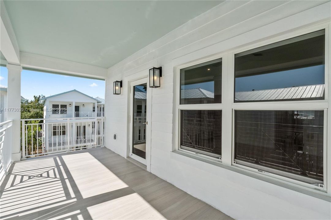 Под контрактом: $1,699,000 (3 спален, 3 ванн, 1680 Квадратных фут)