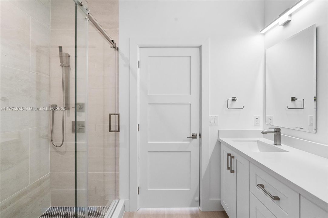 Под контрактом: $1,699,000 (3 спален, 3 ванн, 1680 Квадратных фут)