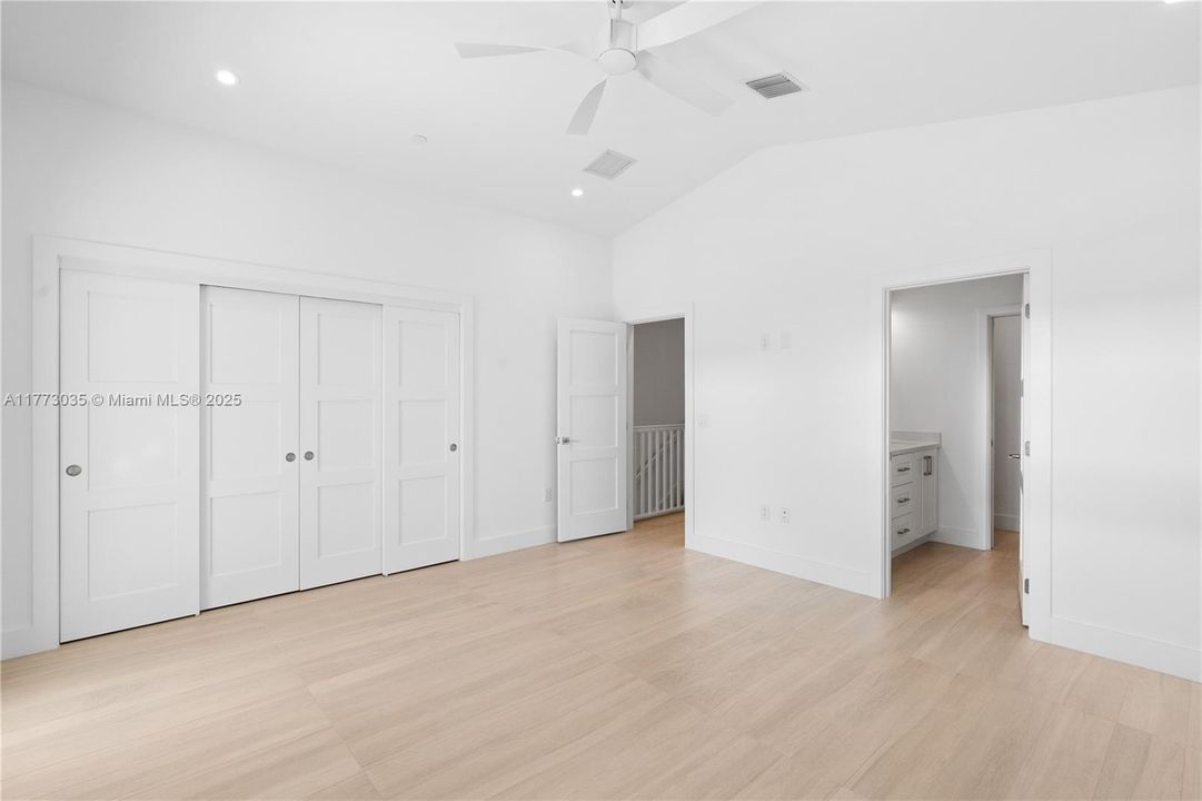 Под контрактом: $1,699,000 (3 спален, 3 ванн, 1680 Квадратных фут)