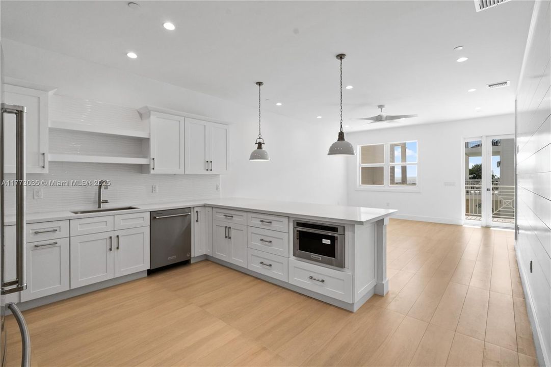 Под контрактом: $1,699,000 (3 спален, 3 ванн, 1680 Квадратных фут)