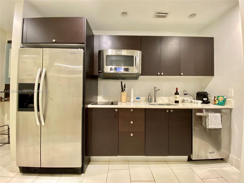 合同活跃: $135,000 (1 贝兹, 1 浴室, 705 平方英尺)