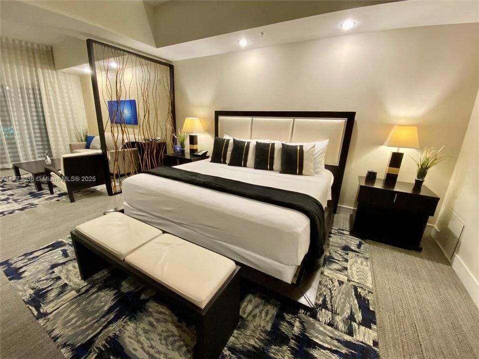 合同活跃: $135,000 (1 贝兹, 1 浴室, 705 平方英尺)