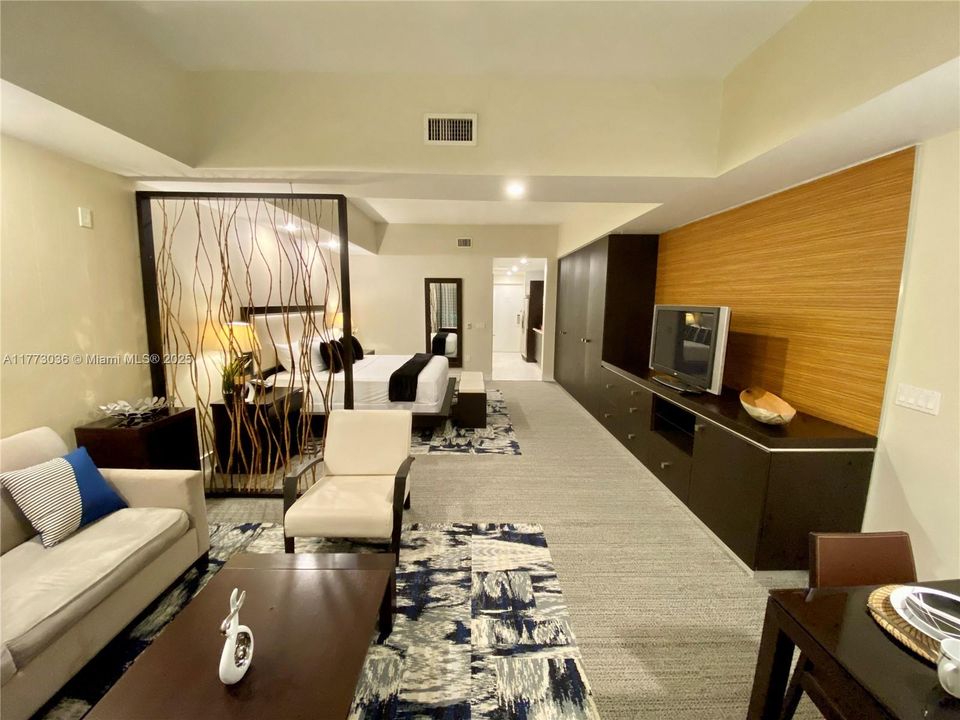 合同活跃: $135,000 (1 贝兹, 1 浴室, 705 平方英尺)