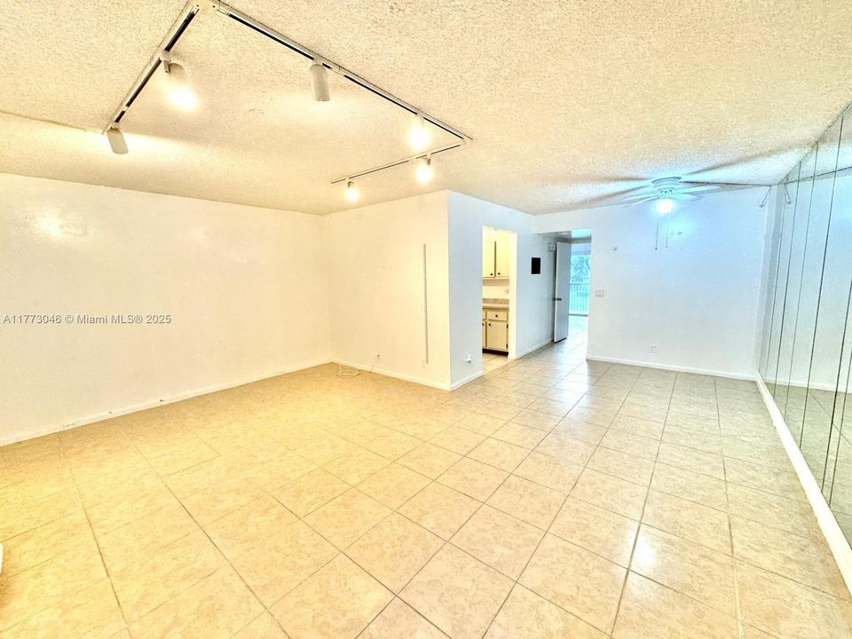 Vendido Recientemente: $114,900 (1 camas, 1 baños, 811 Pies cuadrados)