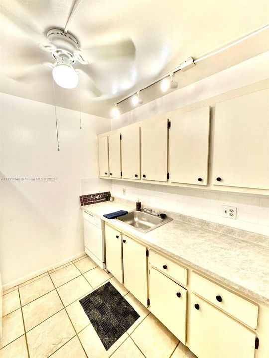 Vendido Recientemente: $114,900 (1 camas, 1 baños, 811 Pies cuadrados)