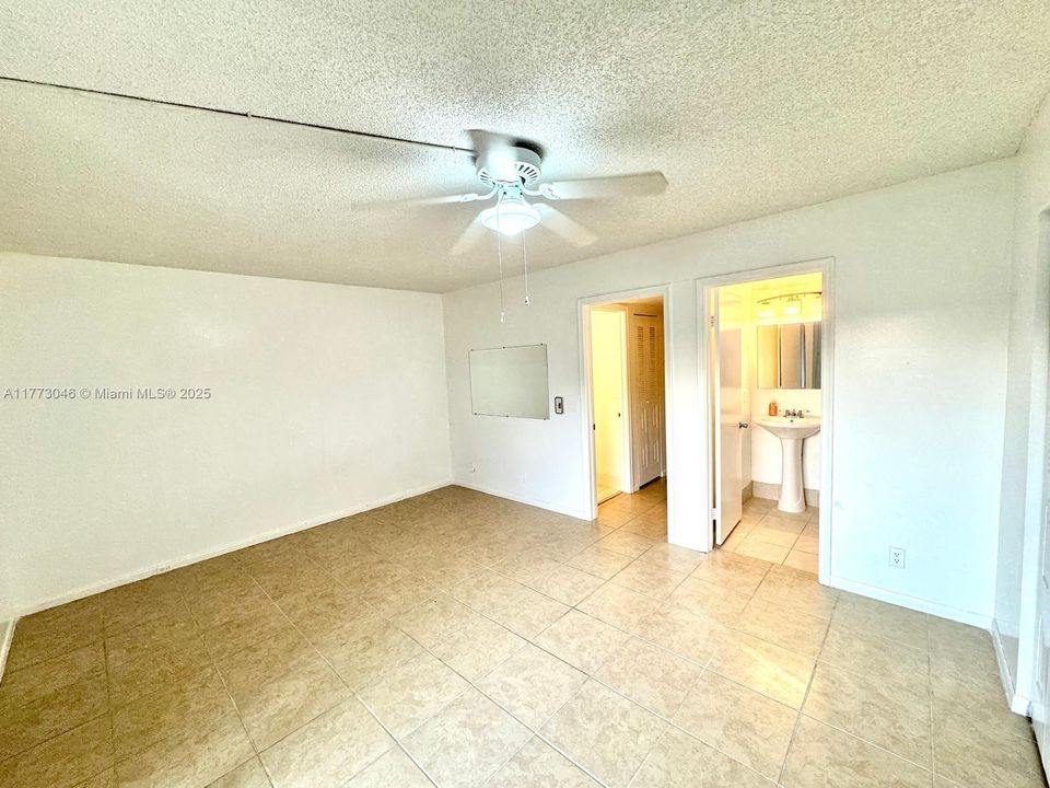 Vendido Recientemente: $114,900 (1 camas, 1 baños, 811 Pies cuadrados)