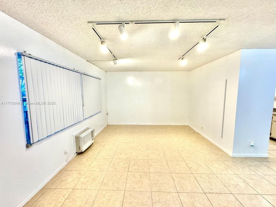 Vendido Recientemente: $114,900 (1 camas, 1 baños, 811 Pies cuadrados)