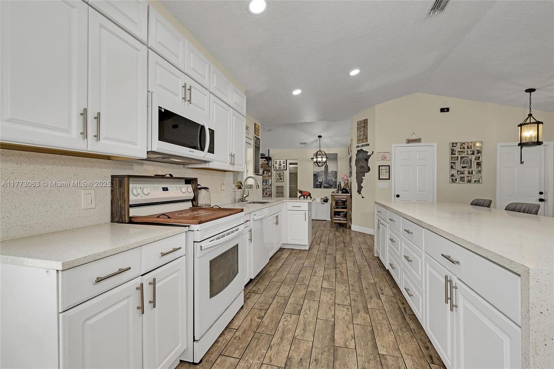 Vendido Recientemente: $629,999 (3 camas, 2 baños, 1541 Pies cuadrados)