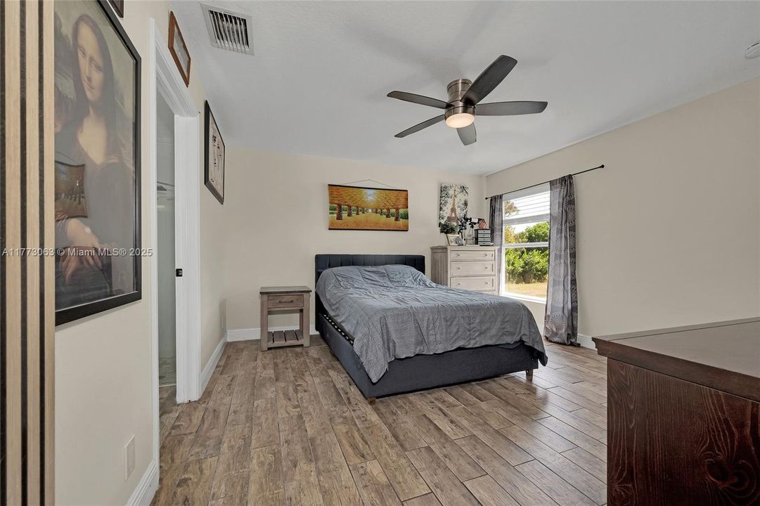 Vendido Recientemente: $629,999 (3 camas, 2 baños, 1541 Pies cuadrados)