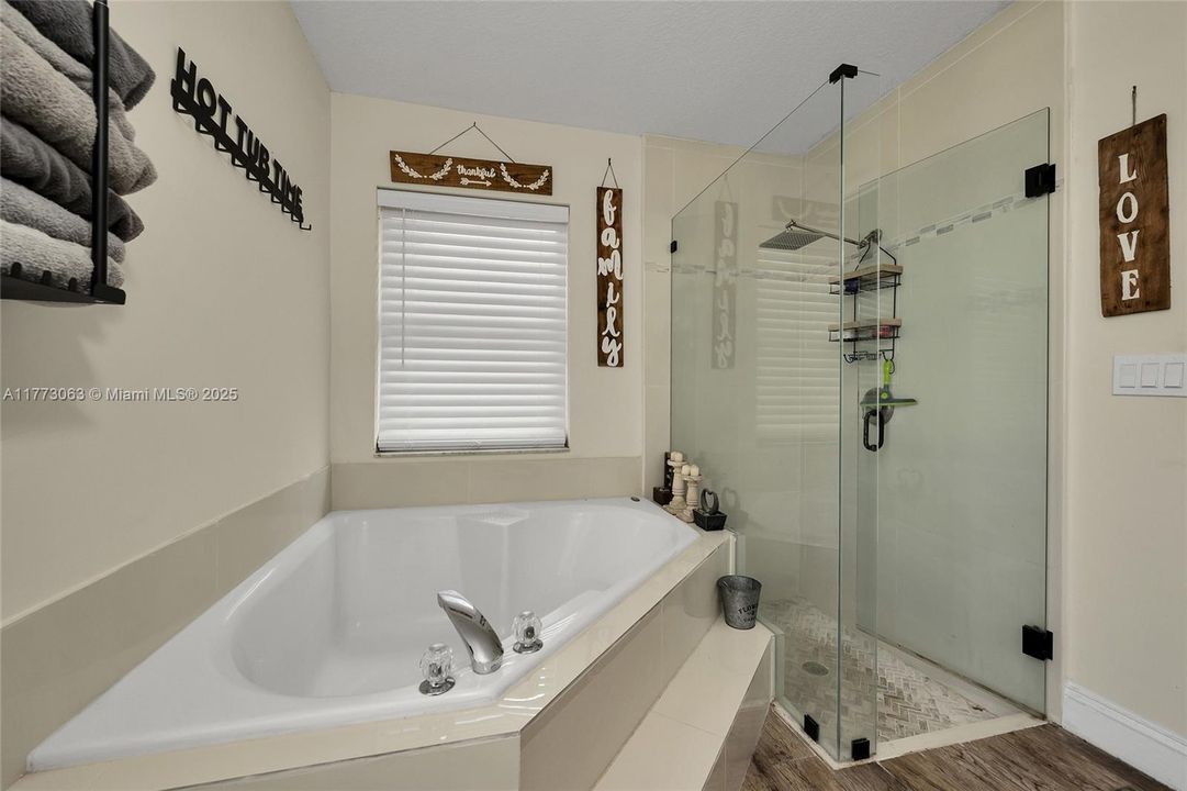 Vendido Recientemente: $629,999 (3 camas, 2 baños, 1541 Pies cuadrados)