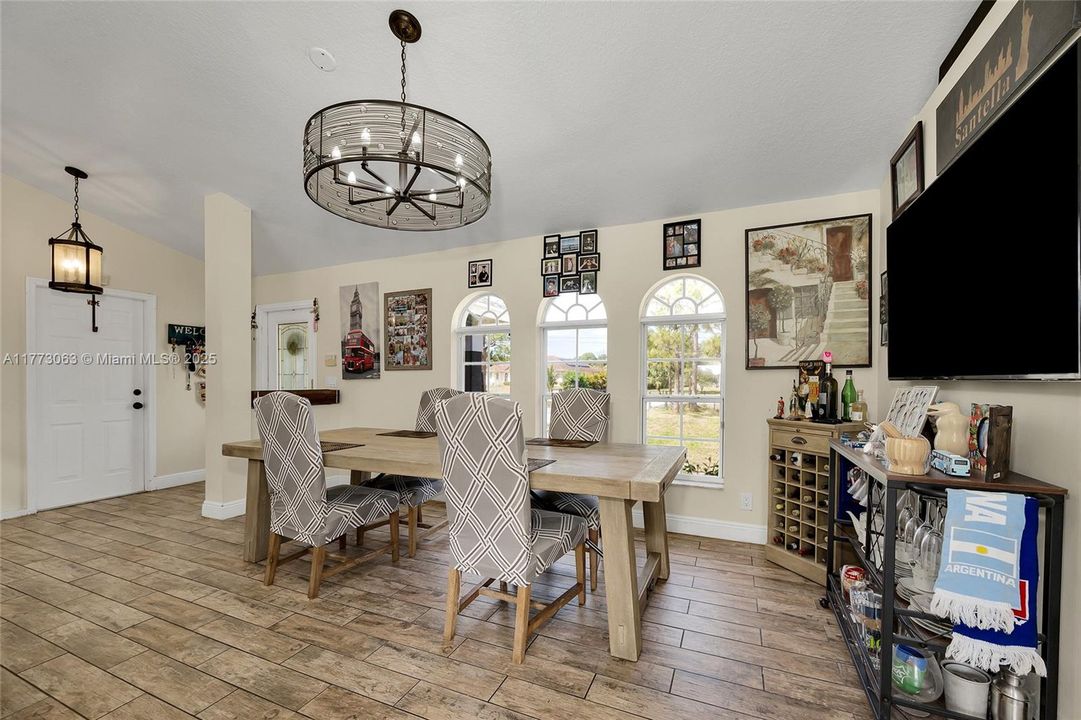 Vendido Recientemente: $629,999 (3 camas, 2 baños, 1541 Pies cuadrados)