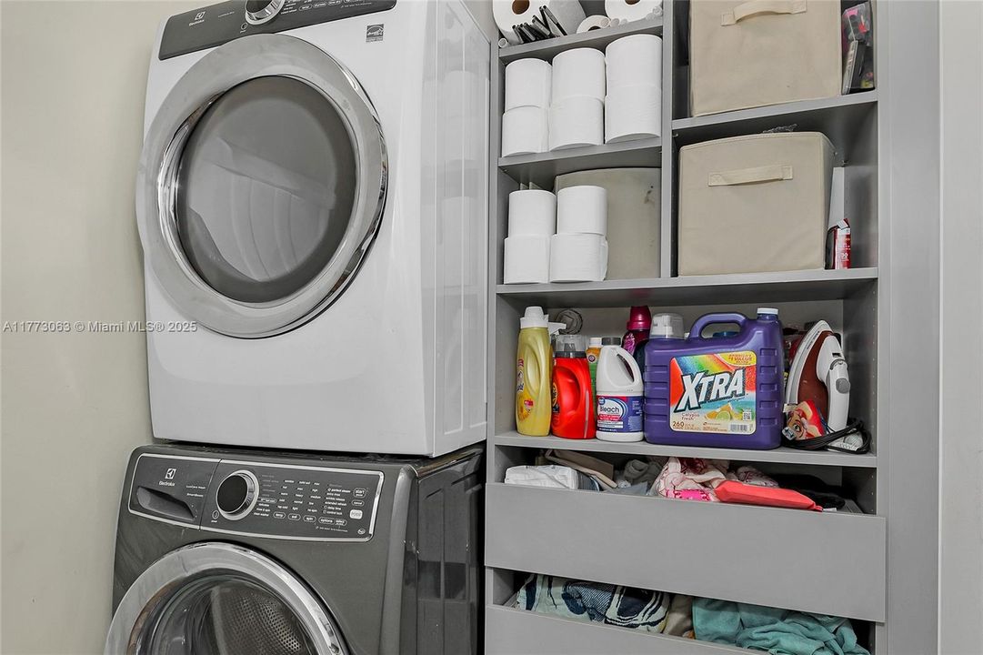 Vendido Recientemente: $629,999 (3 camas, 2 baños, 1541 Pies cuadrados)