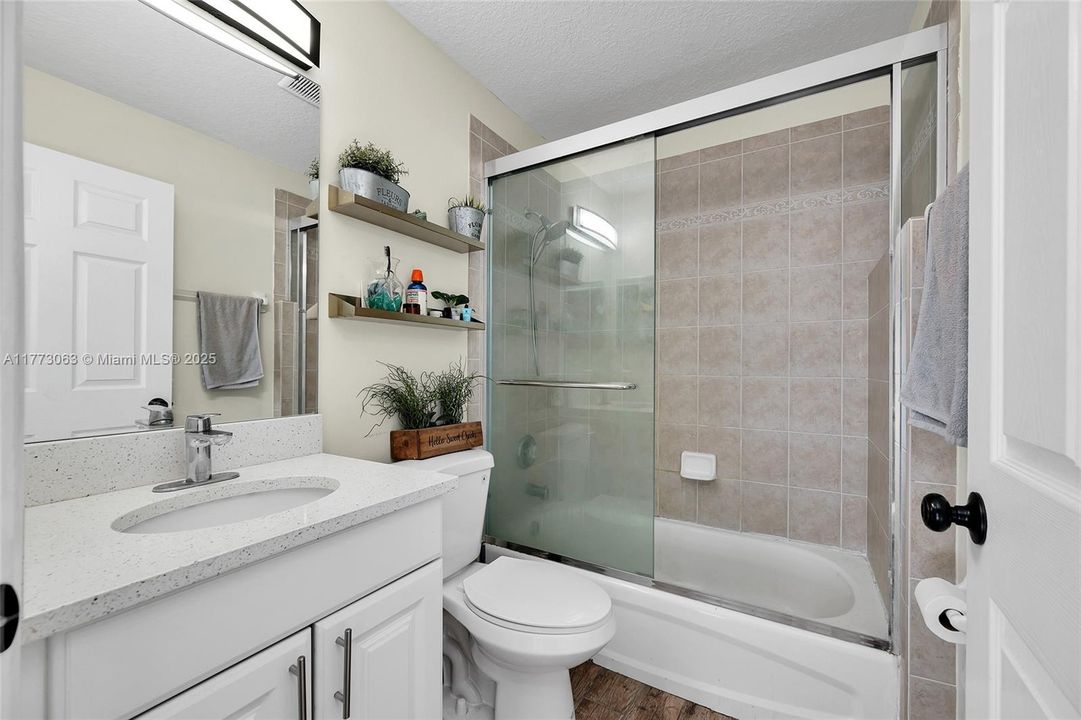 Vendido Recientemente: $629,999 (3 camas, 2 baños, 1541 Pies cuadrados)