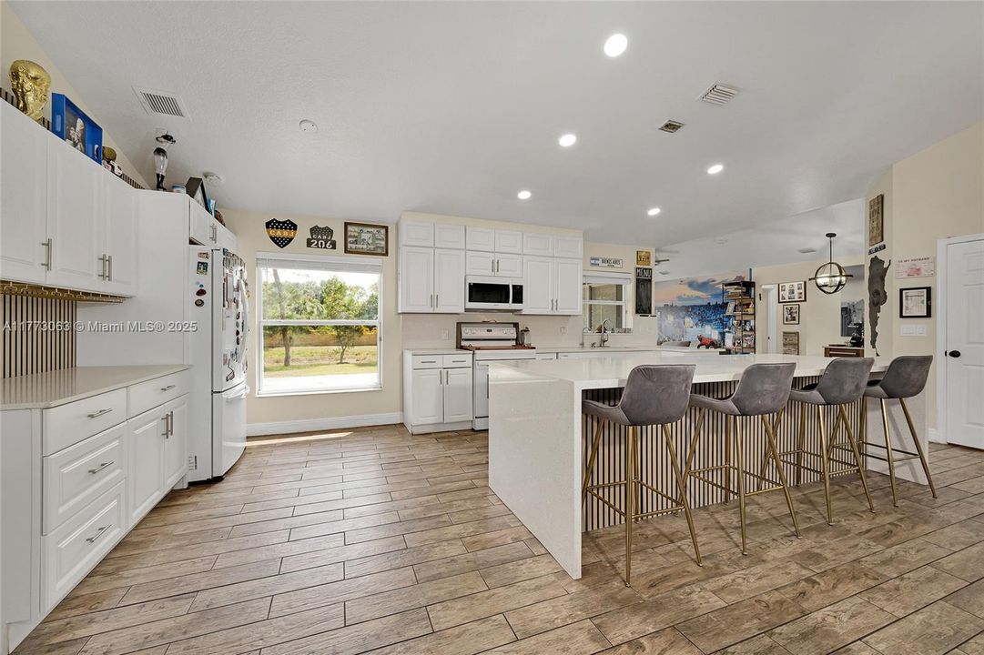 Vendido Recientemente: $629,999 (3 camas, 2 baños, 1541 Pies cuadrados)