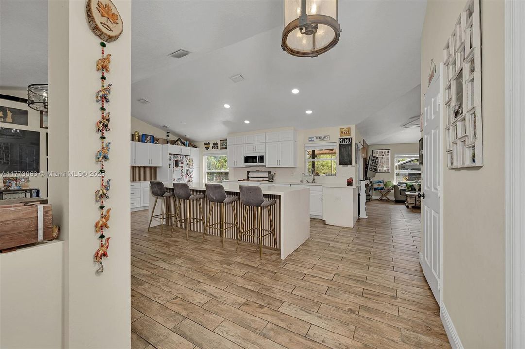 Vendido Recientemente: $629,999 (3 camas, 2 baños, 1541 Pies cuadrados)