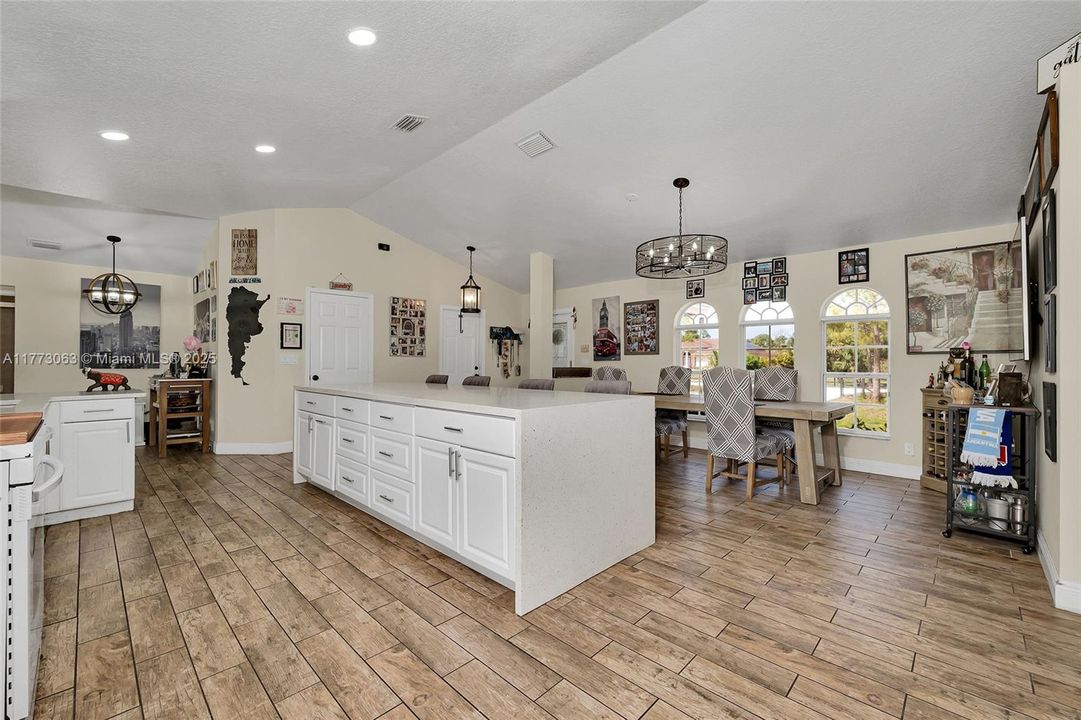 Vendido Recientemente: $629,999 (3 camas, 2 baños, 1541 Pies cuadrados)