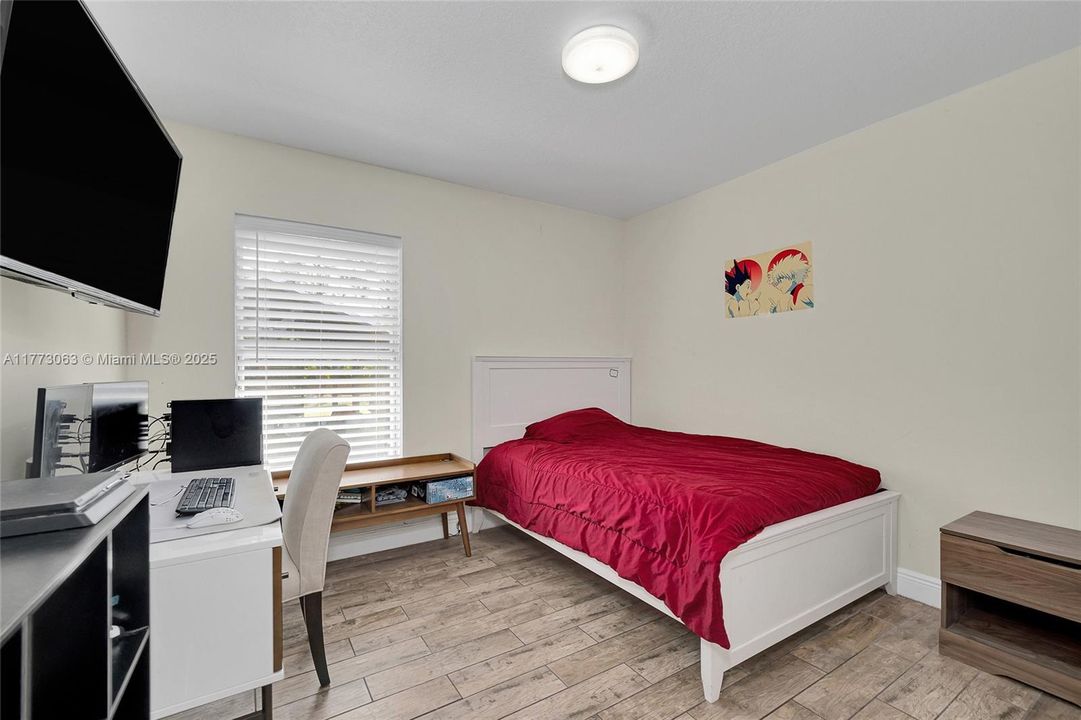 Vendido Recientemente: $629,999 (3 camas, 2 baños, 1541 Pies cuadrados)