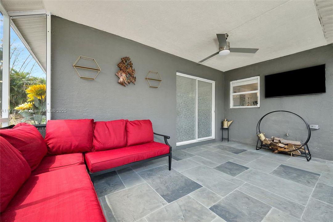 Vendido Recientemente: $629,999 (3 camas, 2 baños, 1541 Pies cuadrados)