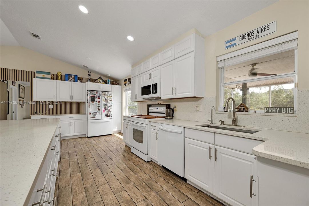 Vendido Recientemente: $629,999 (3 camas, 2 baños, 1541 Pies cuadrados)