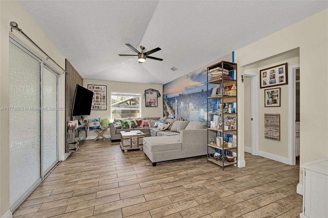 Vendido Recientemente: $629,999 (3 camas, 2 baños, 1541 Pies cuadrados)