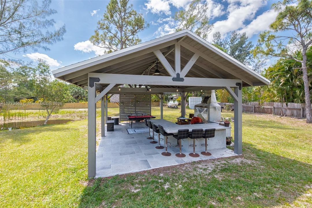 Vendido Recientemente: $629,999 (3 camas, 2 baños, 1541 Pies cuadrados)