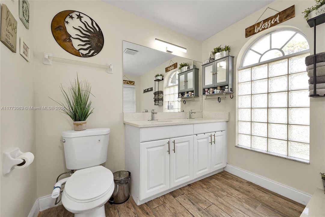 Vendido Recientemente: $629,999 (3 camas, 2 baños, 1541 Pies cuadrados)