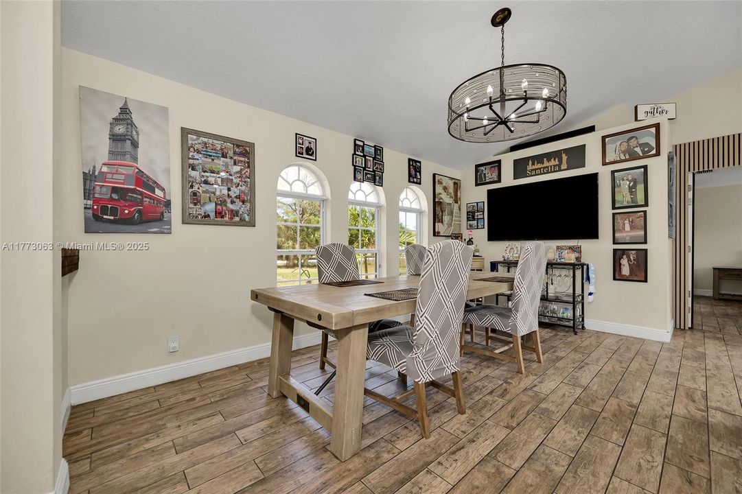 Vendido Recientemente: $629,999 (3 camas, 2 baños, 1541 Pies cuadrados)