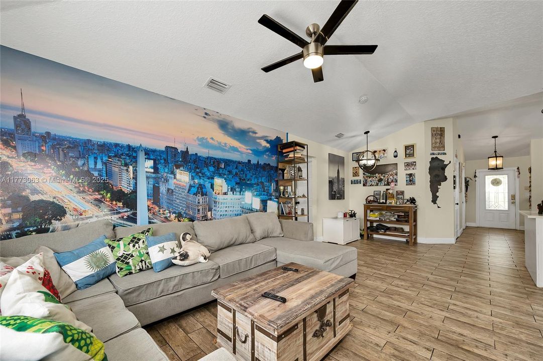 Vendido Recientemente: $629,999 (3 camas, 2 baños, 1541 Pies cuadrados)