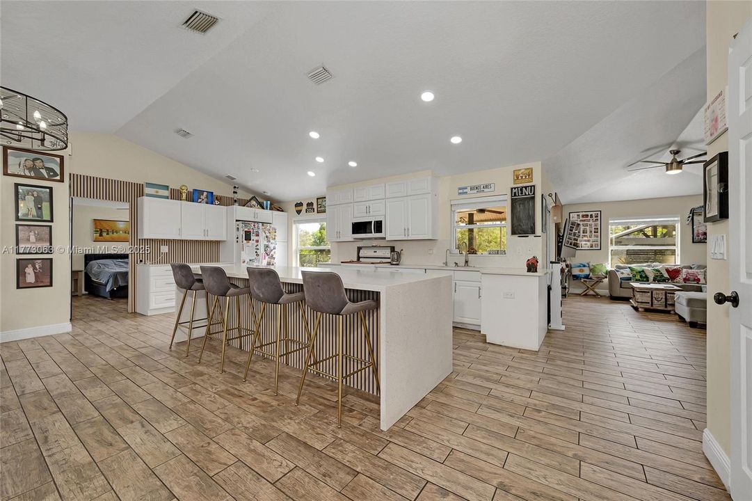 Vendido Recientemente: $629,999 (3 camas, 2 baños, 1541 Pies cuadrados)