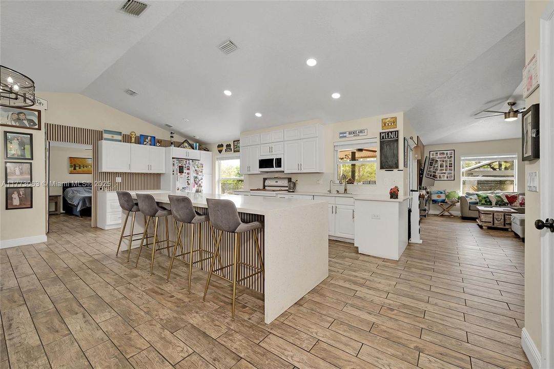 Vendido Recientemente: $629,999 (3 camas, 2 baños, 1541 Pies cuadrados)