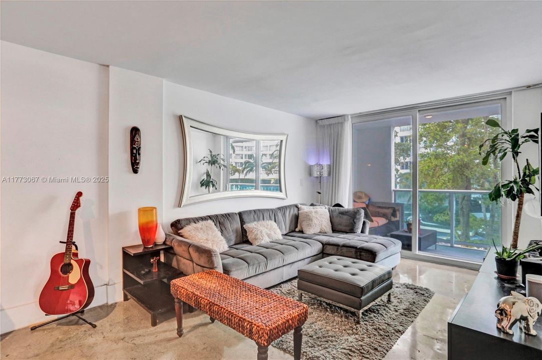 For Sale: $415,000 (2 beds, 1 baths, 983 Square Feet)