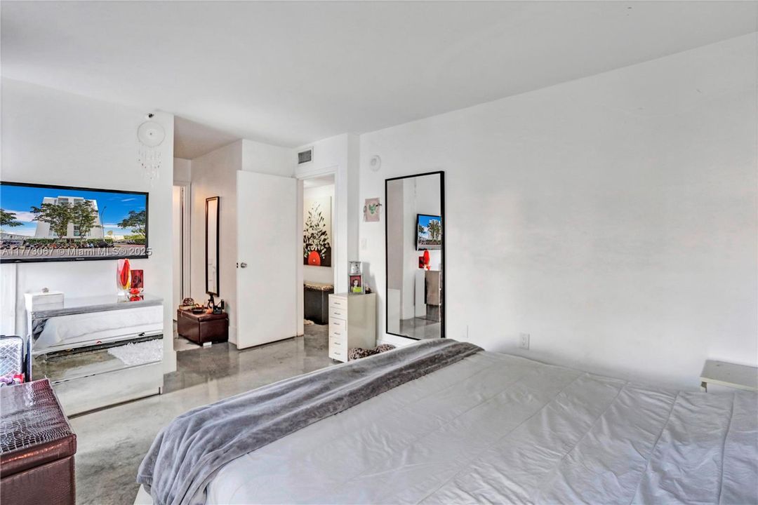 For Sale: $415,000 (2 beds, 1 baths, 983 Square Feet)