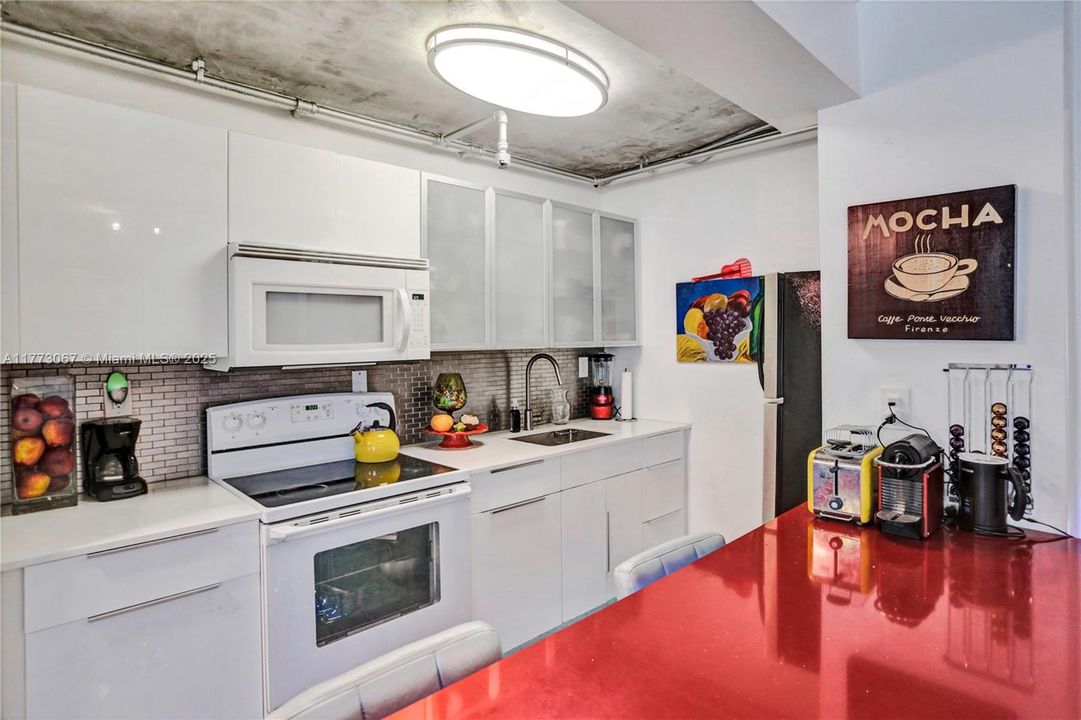 For Sale: $415,000 (2 beds, 1 baths, 983 Square Feet)