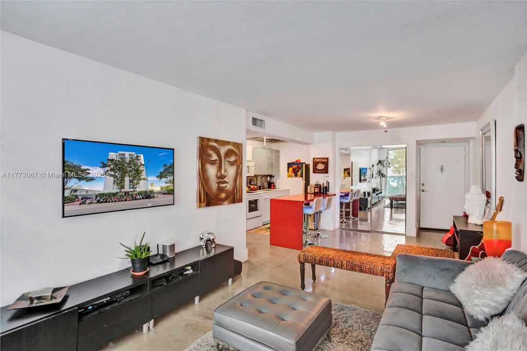 For Sale: $415,000 (2 beds, 1 baths, 983 Square Feet)