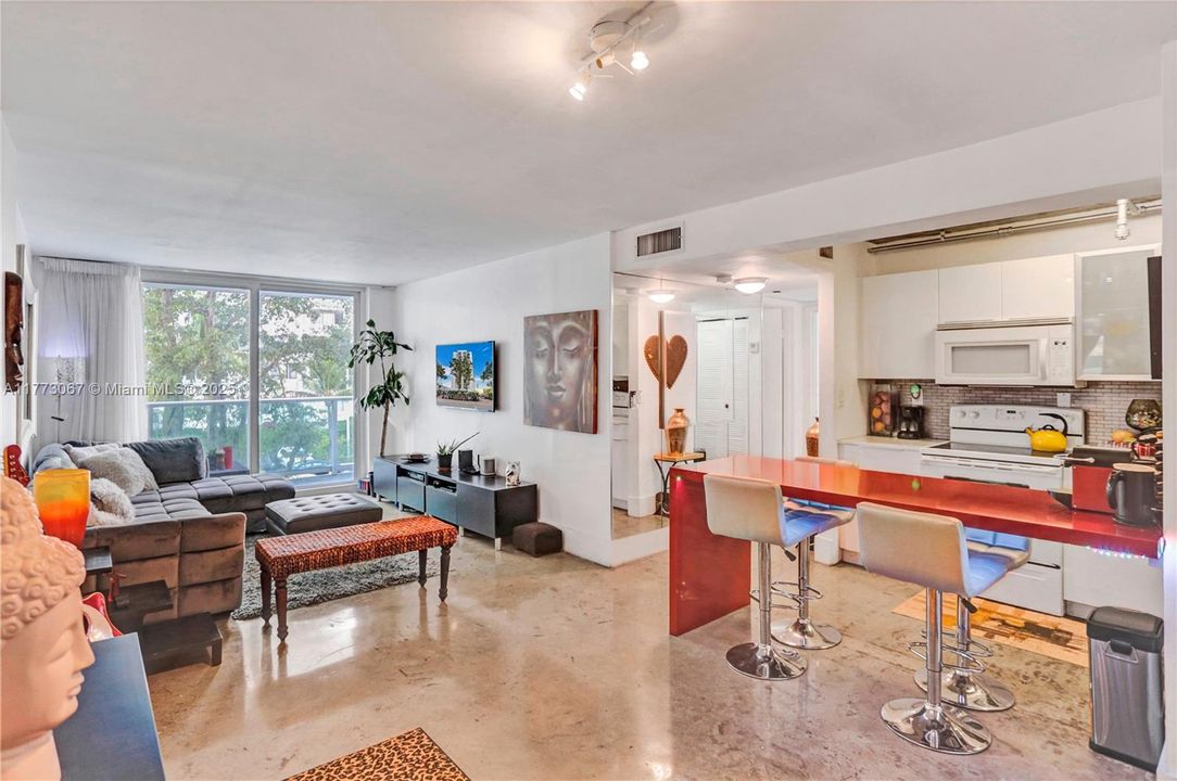 For Sale: $415,000 (2 beds, 1 baths, 983 Square Feet)