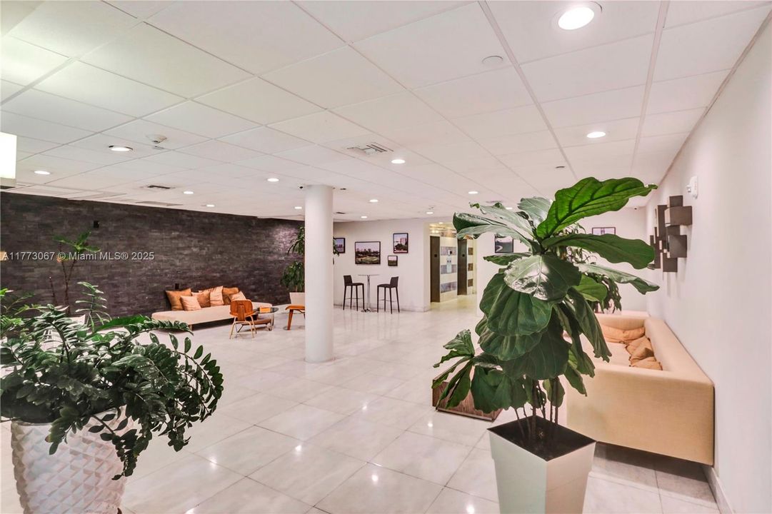 For Sale: $415,000 (2 beds, 1 baths, 983 Square Feet)