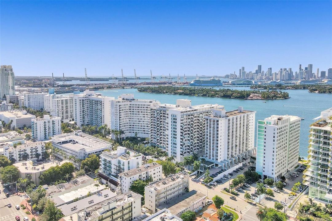 For Sale: $415,000 (2 beds, 1 baths, 983 Square Feet)