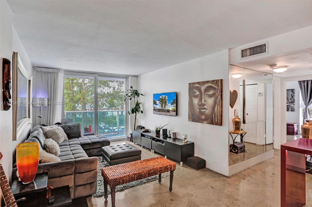 For Sale: $415,000 (2 beds, 1 baths, 983 Square Feet)